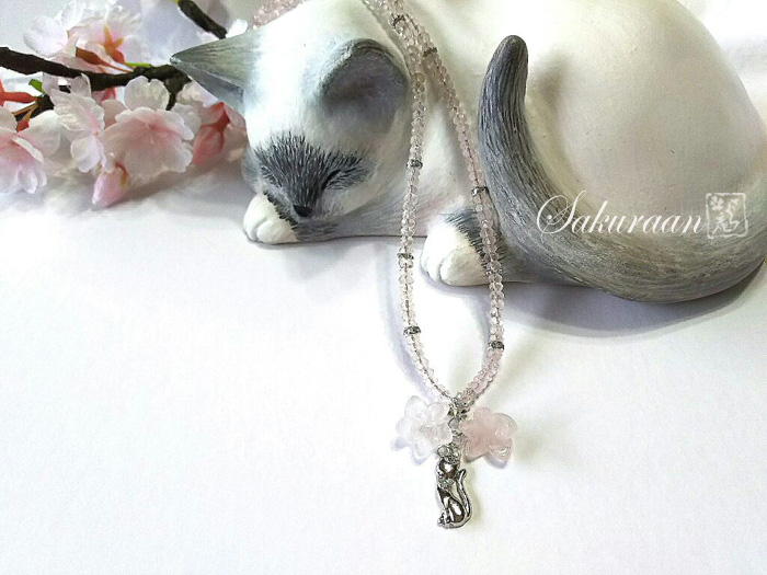 猫とローズクウォーツのネックレス