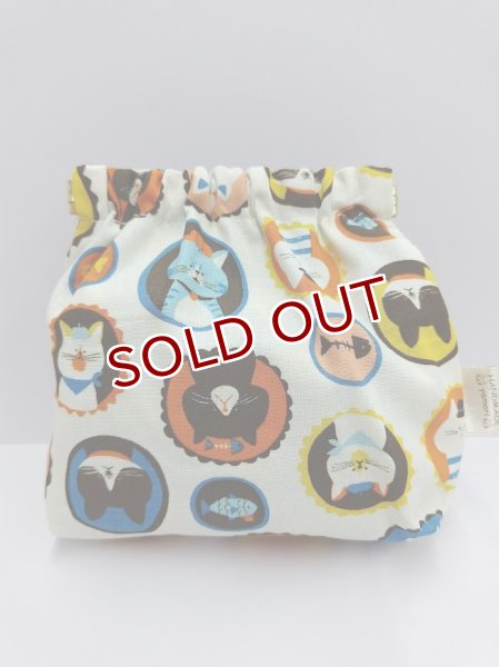 画像1: yamari：ばね口ポーチ【猫まるフレーム　ホワイト】　一部寄付 (1)