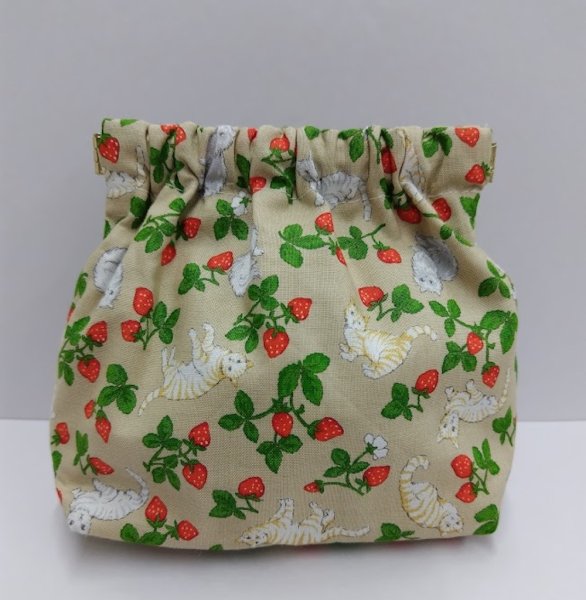 画像1: yamari：ばね口ポーチ【ねことイチゴ】　一部寄付 (1)