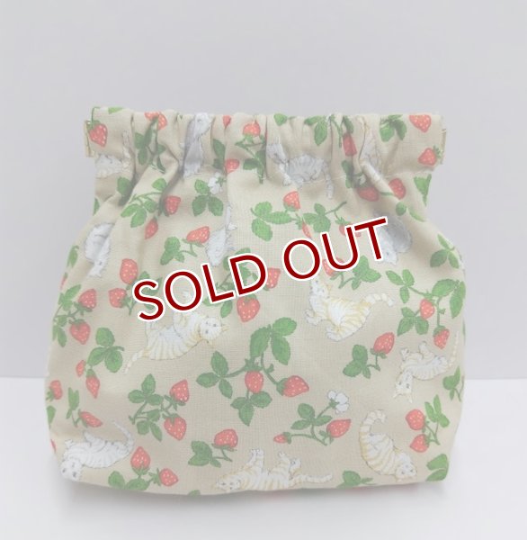 画像1: yamari：ばね口ポーチ【ねことイチゴ】　一部寄付 (1)