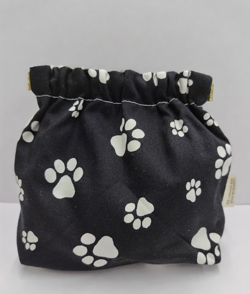 画像1: yamari：ばね口ポーチ【肉球BLACK】　一部寄付 (1)