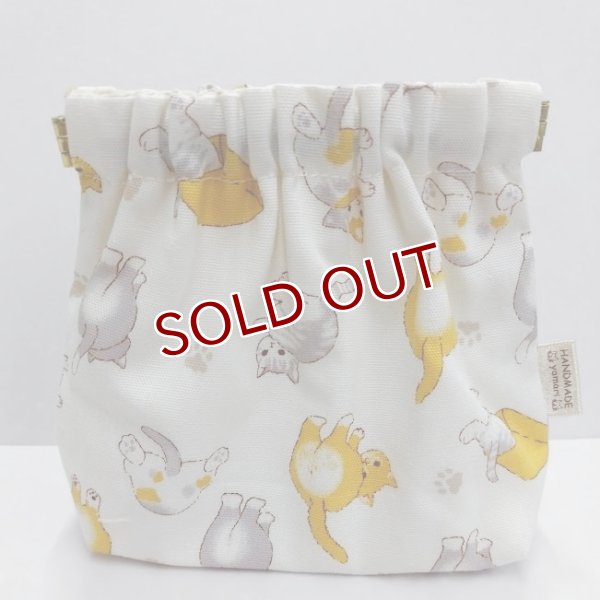 画像1: yamari：ばね口ポーチ【ふりむきねこ　WH】　一部寄付 (1)