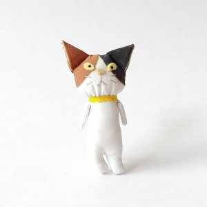 画像1: いながきりえ：ブサイク三毛ねこちゃんブローチ (1)