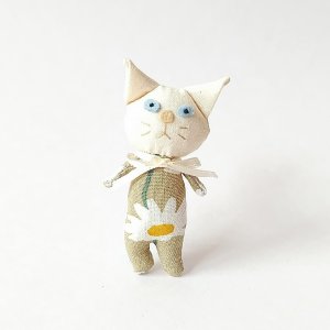 画像1: いながきりえ：ブサイク白ねこちゃんブローチ (1)
