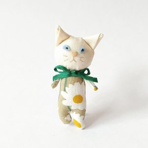 画像1: いながきりえ：ブサイク白ねこちゃんブローチ (1)