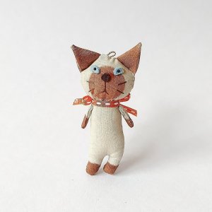 画像1: いながきりえ：ブサイクシャムねこちゃんストラップ「全額寄付」 (1)
