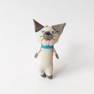 画像1: いながきりえ：ブサイクシャムねこちゃんストラップ「全額寄付」 (1)