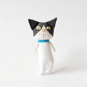 画像1: いながきりえ：ブサイクハチワレねこちゃんブローチ (1)
