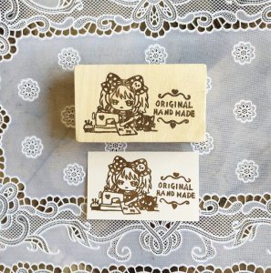 画像1: いつものお店：消しゴムはんこ「黒猫と女の子・ミシン」 (1)