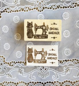 画像1: いつものお店：消しゴムはんこ「黒猫・アンティークミシン」 (1)