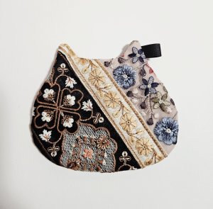 画像1: IRODRI：インド刺繡リボンねこ型ポーチ【10】（一部寄付） (1)
