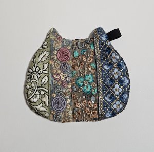 画像1: IRODRI：インド刺繡リボンねこ型ポーチ【6】（一部寄付） (1)