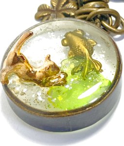 画像1: 手仕事LIFE：レジンキーホルダー*金魚と遊びたい猫さん*(全額寄付) (1)