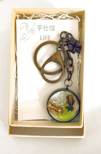 画像1: 手仕事LIFE：レジンキーホルダー*金魚と遊びたい猫さん*(全額寄付)