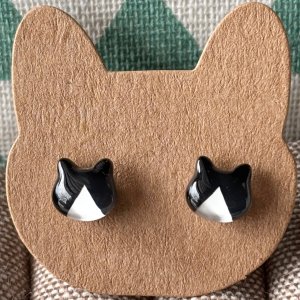 画像2: ねこぴず工房：ガラスのハチワレ猫　黒×白　（ピアス／イヤリング） (2)