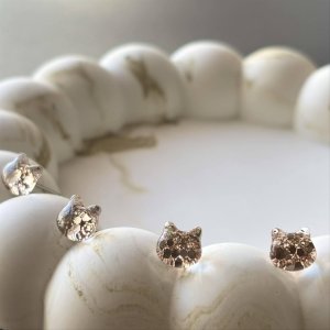画像1: ねこぴず工房：ガラスのシャンパンゴールド猫　（ピアス／イヤリング） (1)