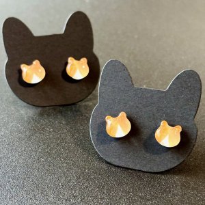 画像2: ねこぴず工房：ガラスのハチワレ猫　茶×白　（ピアス／イヤリング） (2)