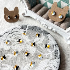 画像1: ねこぴず工房：ガラスの三毛猫　（ピアス／イヤリング） (1)
