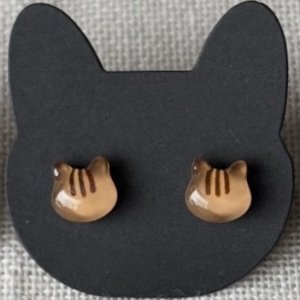 画像1: ねこぴず工房：ガラスのキジトラ猫　（ピアス／イヤリング） (1)