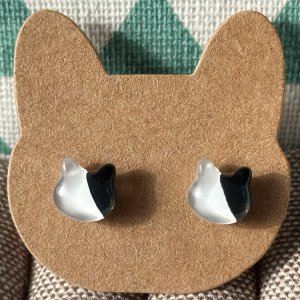 画像2: ねこぴず工房：ガラスのぶち猫　黒×白　（ピアス／イヤリング） (2)