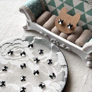 画像1: ねこぴず工房：ガラスのハチワレ猫　黒×白　（ピアス／イヤリング） (1)