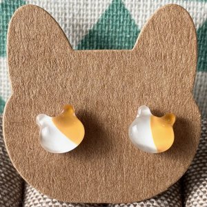 画像2: ねこぴず工房：ガラスのぶち猫　茶×白　（ピアス／イヤリング） (2)