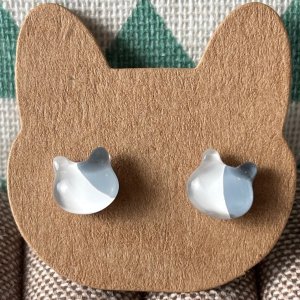画像2: ねこぴず工房：ガラスのぶち猫　グレー×白　（ピアス／イヤリング） (2)