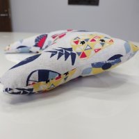 画像1: yamari:三日月にゃんこ あご乗せ枕 時々 ぬいぐるみ【デイジー柄グリーン】(一部寄付)