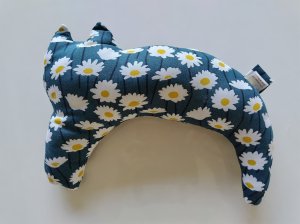 画像1: yamari：三日月にゃんこ　あご乗せ枕　時々　ぬいぐるみ【デイジー柄グリーン】（一部寄付） (1)