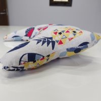 画像1: yamari:三日月にゃんこ あご乗せ枕 時々 ぬいぐるみ【デイジー柄ベージュ】(一部寄付)