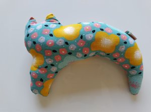 画像1: yamari：三日月にゃんこ　あご乗せ枕　時々　ぬいぐるみ【和柄グリーン】（一部寄付） (1)