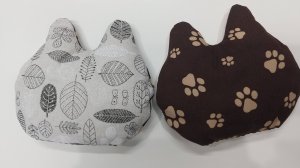 画像1: yamari：手首まくら時々ねこ枕【肉球ブラウン×北欧柄】（全額寄付） (1)