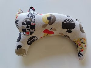 画像1: yamari：三日月にゃんこ　あご乗せ枕　時々　ぬいぐるみ【果実柄ブラウン】（一部寄付） (1)