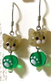 画像1: 手仕事LIFE:とんぼ玉*猫と肉球のピアスorイヤリング(茶白トラ猫)