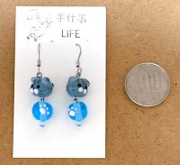 画像2: 手仕事LIFE:とんぼ玉*猫と肉球のピアスorイヤリング(茶白トラ猫)