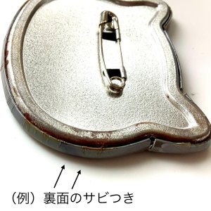 画像2: 9nyan：【裏面サビorキズあり】大きい缶バッジ（全額寄付） (2)