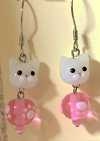 画像1: 手仕事LIFE：とんぼ玉＊猫と肉球のピアスorイヤリング（白猫）