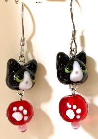 画像1: 手仕事LIFE：とんぼ玉＊猫と肉球のピアスorイヤリング（はちわれ白黒）