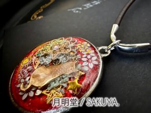 画像1: 月明堂： キラメケ ．【ネコStyle  ２in１ペンダントトップ+おまけのチョーカー付き】 一部寄付 (1)