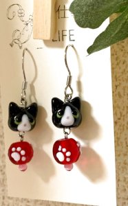 画像1: 手仕事LIFE：とんぼ玉＊猫と肉球のピアスorイヤリング（はちわれ白黒） (1)