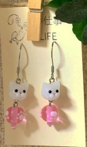画像1: 手仕事LIFE：とんぼ玉＊猫と肉球のピアスorイヤリング（白猫） (1)