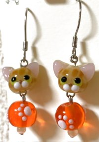 画像1: 手仕事LIFE：とんぼ玉＊猫と肉球のピアスorイヤリング（すな猫）