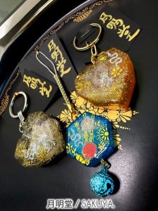 画像1: 月明堂：マモッテネチャーム．01【白蛇 Style +  ２in1 デザインおまかせ】  一部寄付 (1)