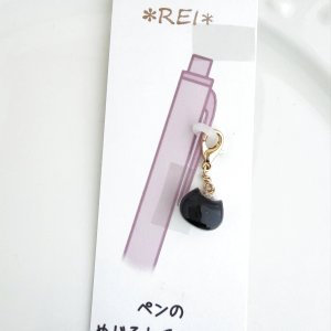 画像1: *REI*：くろねこのペンめじるしチャーム（全額寄付） (1)