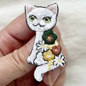 画像2: KARENTO.K.N：花背負い猫　手刺繍ブローチ (2)