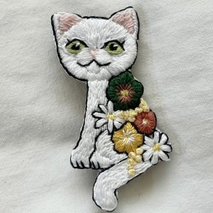 画像1: KARENTO.K.N：花背負い猫　手刺繍ブローチ (1)