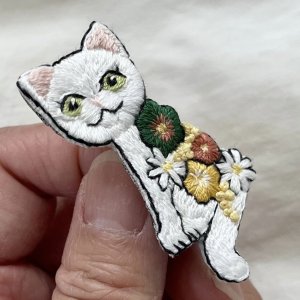 画像3: KARENTO.K.N：花背負い猫　手刺繍ブローチ (3)