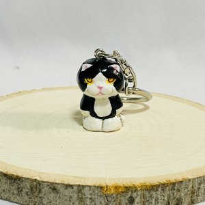 画像1: Nick9：樹脂のミニチュアキーホルダー　はちわれねこのくろ (1)