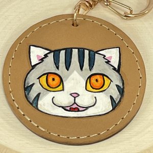 画像2: Nick9：本革の手描きアートキーホルダー　あきんこ　グレー (2)