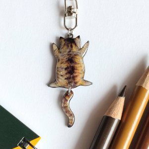 画像1: ねこぴず工房：しっぽユラユラしがみつき猫　麦わら（キーホルダー・ストラップ・ピンバッチ） (1)